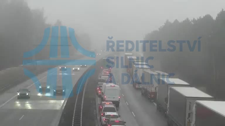 Dvě desítky havarovaných aut. Dálnici D1 u Brna zastavila hromadná nehoda